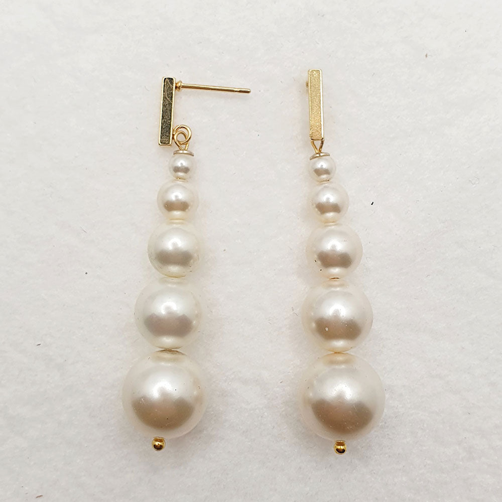 Boucles d'oreilles Coco - Collection CHARLOTTE - Atelier 9viescom9 - Boucles d'oreilles upcyclées - Perles blanc nacré et métal doré