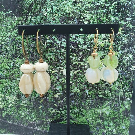 Vintage boucles d'oreilles Huggie en forme de larme vert nacré - France Vintage boucles d'oreilles Huggie en forme de larme vert nacré - France