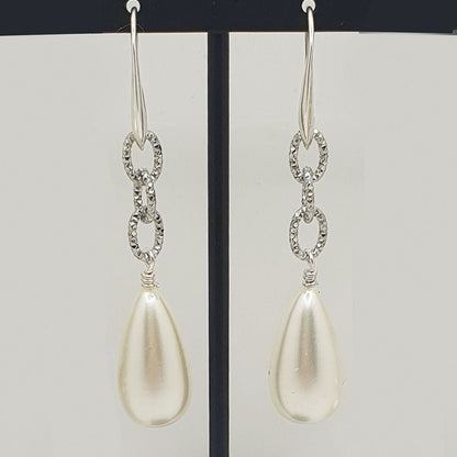 Boucles d'oreilles Audrey - Collection CHARLOTTE - Atelier 9viescom9 - Boucles d'oreilles upcyclées - Perles blanc nacré et métal argenté